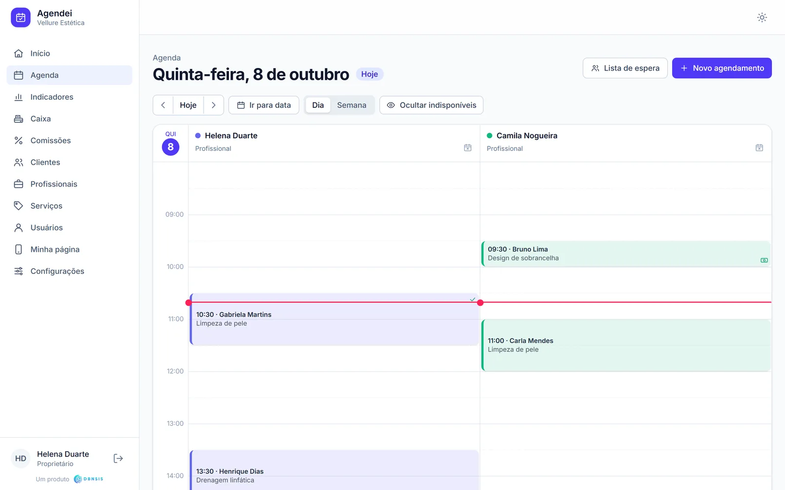 Agenda da clínica de estética no computador, com uma coluna por profissional e os procedimentos do dia.