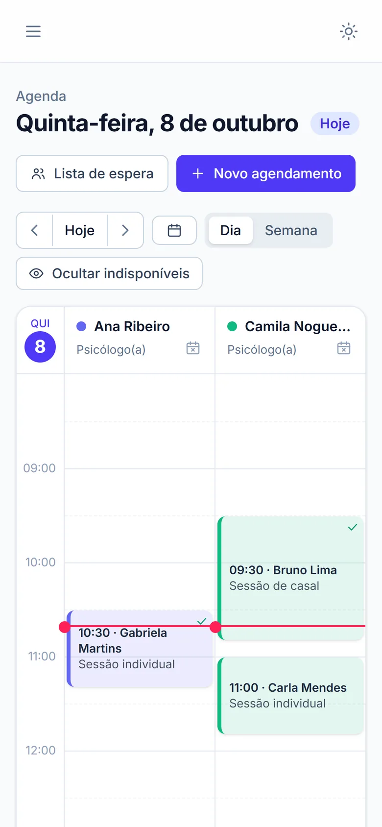 A mesma agenda no celular, com a data em destaque e os atendimentos do dia.