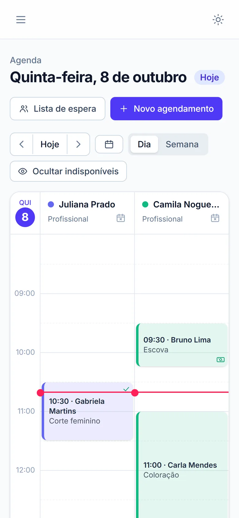 A mesma agenda no celular, com a data em destaque e os atendimentos do dia.